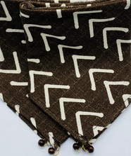 Load image into Gallery viewer, Tribal markings tea wypes in expresso and vanilla bean with wooden coco bead corner charms are lovely indeed!
